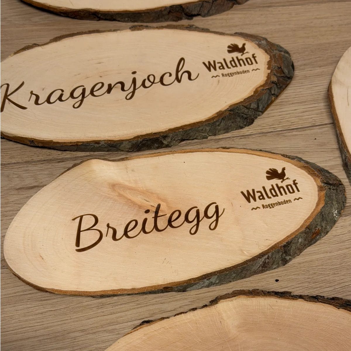 Baumscheibe oval ~30cm aus Erlenholz mit Gravur personalisiert – Bild 2