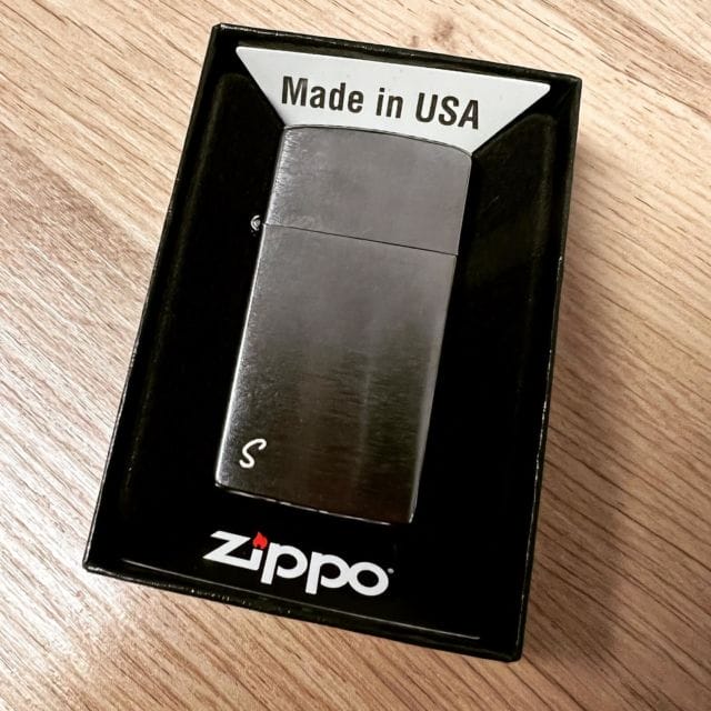 Zippo mit Gravur im Webshop gestalten. Diesmal ganz schlicht und dezent. 
#gravur #zippo #personalisiertegeschenke #geschenkideen #kaufregional #madeinaustria 🇦🇹
