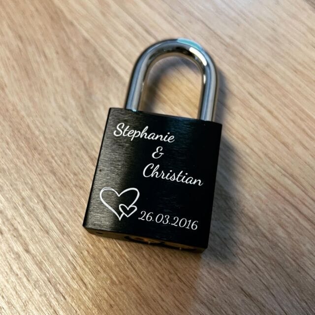 Vorhangschloß mit Wunschgravur als Geschenk. 
#gravur #geschenkidee #personalisiertegeschenke #vorhangschloss #valentinstag #liebe #liebesschloss