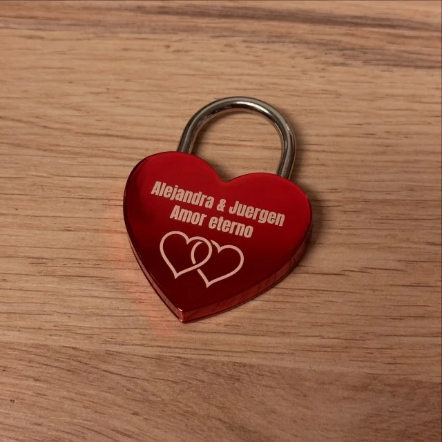Liebesschloss mit Wunschgravur im Webshop gestalten. #gravur #geschenkidee #liebe #liebesschloss