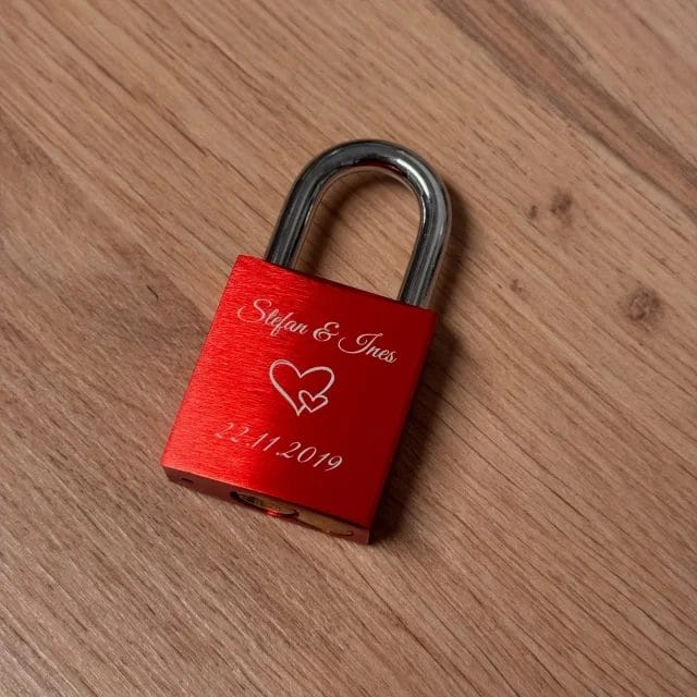 Liebesschloss mit Wunschgravur im Webshop gestalten. ❤️ #liebe #vorhangschloss #vorhängeschloss #gravur #personalisiertegeschenke