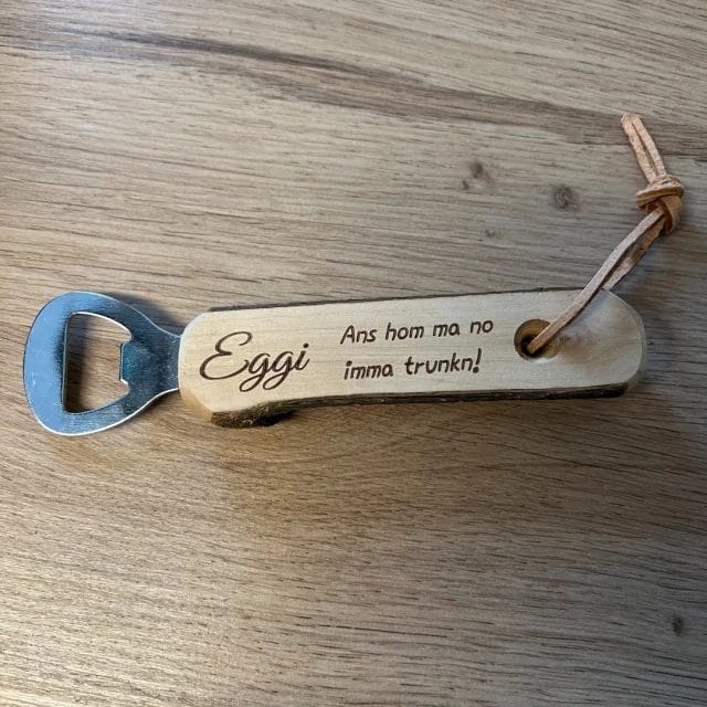 Rustikaler Holz-Flaschenöffner mit Rinde mit Gravur personalisiert #kapselheber #geschenkidee #personalisiertegeschenke
