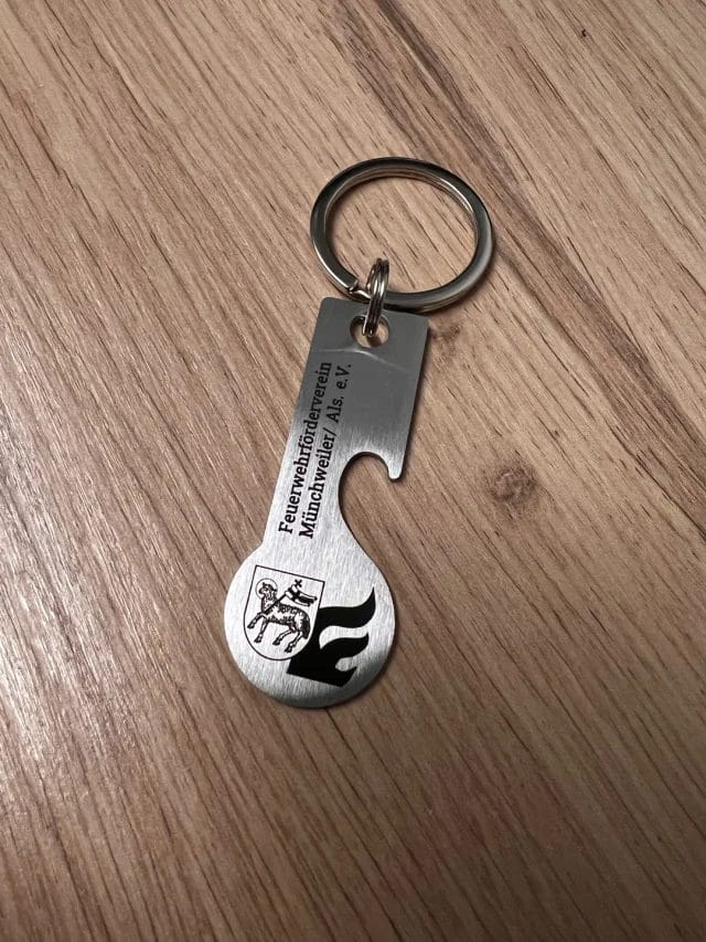 Edelstahl Schlüsselanhänger Einkaufswagenchip mit Flaschenöffner mit Gravur im Webshop gestalten. #geschenkidee #personalisiertegeschenke #gravur