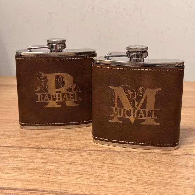 Flachmann  personalisiert mit Kunstleder "Rustikal".
#gravur #gestalten #flachmann #geschenkidee #personalisiert #individuell #personalisiertegeschenke