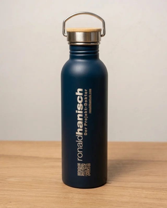 Hast du schon unsere Edelstahl-Trinkflasche mit Bambusdeckel inkl. Wunschgravur gesehen? Jetz im Webshop gestalten und bestellen #geschenkidee #werbegeschenk