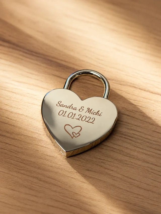 Ein kleines Schloss für eine große Erinnerung 🤍
Unser Liebesschloss in Herzform wird mit Namen, Datum und Wunschmotiv personalisiert – perfekt als Geschenk zur Hochzeit, zum Jahrestag oder einfach als Zeichen der Liebe.

Ein persönliches Andenken, das bleibt.

#Liebesschloss #PersonalisiertesGeschenk #Hochzeitsgeschenk #Gravur