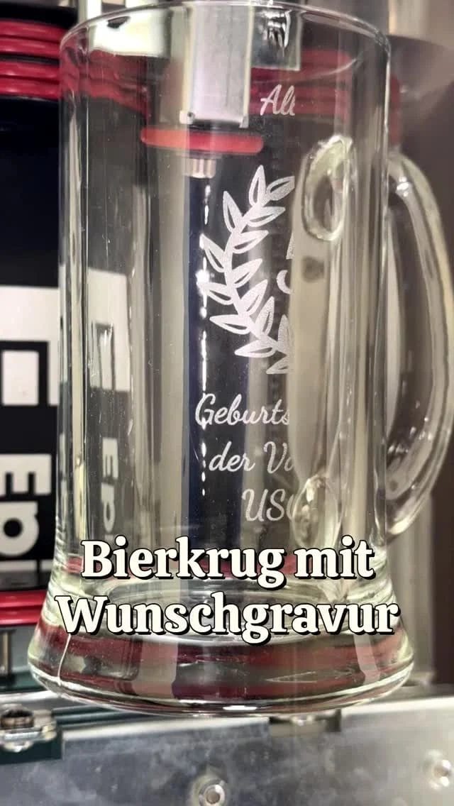 Ein gravierter Bierkrug ist ein persönliches Geschenk, das in Erinnerung bleibt.
Ob zum 50. Geburtstag, für den Verein oder für einen besonderen Anlass – mit Lasergravur wird daraus ein echtes Unikat.

Individuell graviert und mit Liebe gefertigt.
#Bierkrug #Lasergravur #Geschenkidee #Personalisiert